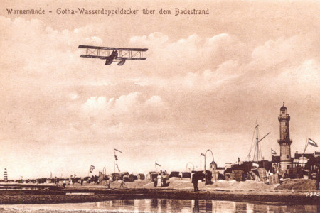 Ein Gotha-Doppeldecker über dem Warnemünder Badestrand