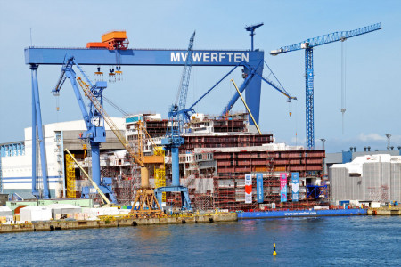 Ein Foto aus besseren Tagen: Das 216 Meter lange und 57 Meter hohe Mittelschiff der Global Dream wurde in Warnemünde gefertigt.