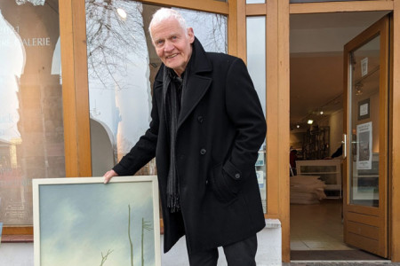 Der Maler und Grafiker Manfred Gabriel mit einem Akt am Strand hinter Bäumen (2022)