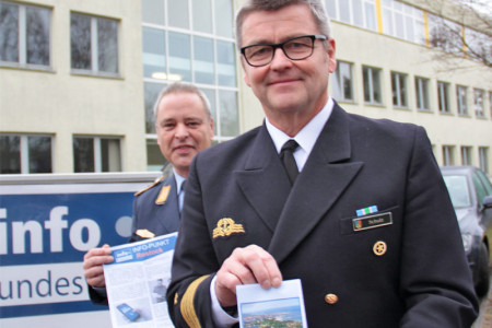 Oberstabsfeldwebel Holger Voss (li.) und Fregattenkapitän Hans-Joachim Schulz haben gestern im Marinestützpunkt den "Info-Punkt Rostock" in Betrieb genommen.
