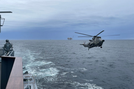 Der Einsatztruppenversorger „Berlin“ mit dem Hubschrauber Sea King vor der Ölplattform Troll in der Nordsee.