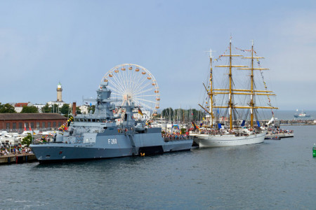 Die Deutsche Marine präsentiert zur 26. Hanse Sail am Warnemünder Passagierkai die Fregatte "Schleswig-Holstein".
