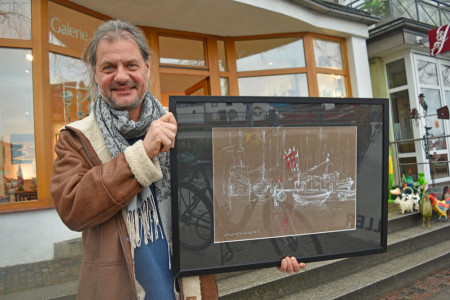 Künstler, Architekt und Segelsportler Mathias Buss hier mit seiner Zeichnung „Rerik“ (Pastellkreide/Ölkreide). Die Ausstellung in der Galerie Möller Warnemünde ist unter dem Titel „Von der Ostsee und anderen Meeren“ zusammengefasst. 