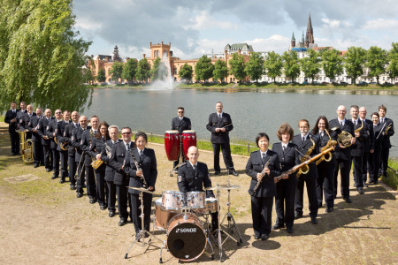 Das Landespolizeiorchester MV wird die Meeresbrise-Konzerte im Kurhausgarten Warnemünde eröffnen.
