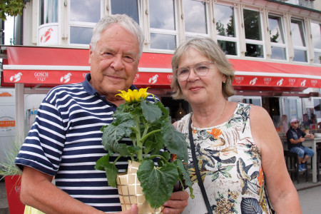 Bei Gosch Warnemünde haben sich Inge Mamerow und Helge Herm vor 25 Jahren kennen und lieben gelernt.