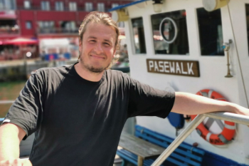 Michael Gessert ist „der Neue“ beim Warnemünder Fischereikutterverein „Jugend zur See“. Der Sozialarbeiter will Kinder und Jugendliche für den Wassersport begeistern.