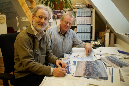 Der Warnemünder Jürgen Brandt und Architekt Enno Zeug prüfen Alternativen für die Mittelmole.
