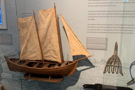 Ein Modell der Warnemünder Jolle im Heimatmuseum Warnemünde. Foto: Monika Kadner