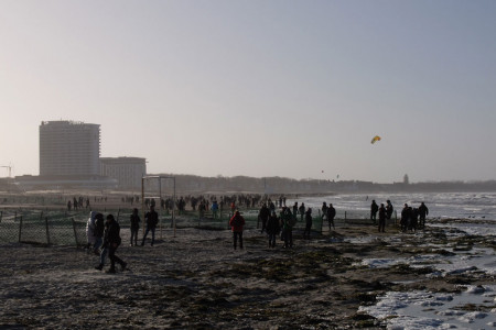 Völkerwanderung am Strand von Warnemünde.