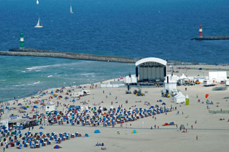 Die riesige Open Air-Bühne nimmt Gestalt an. Morgen und übermorgen verwandelt sich der Strand von Warnemünde in ein Festivalgelände.