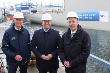 Raimon Strunck, Felix Eichhorn und Christian Pegel vor dem 120 Meter langen Maschinenraum-Modul für "AIDAnova". Es wird morgen nach Papenburg ausgeschifft. Im Hintergrund ist die neue Schiffbauhalle erkennbar.