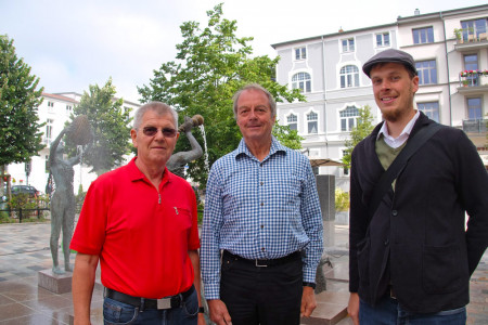 Trafen sich heute zur Abnahme und endgültigen Inbetriebnahme am Warnemünder Neptunbrunnen: Hans-Joachim Zorn, Alexander Prechtel und Johannes Ewert.