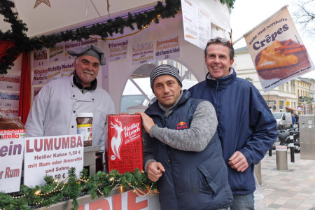 Crêpe-Bäcker Silvio Castiglia, Gastronom Matthias Hirsch und Michael Paasch vom Warnemünder Handels- und Gewerbeverein freuen sich auf die Silvesterparty.