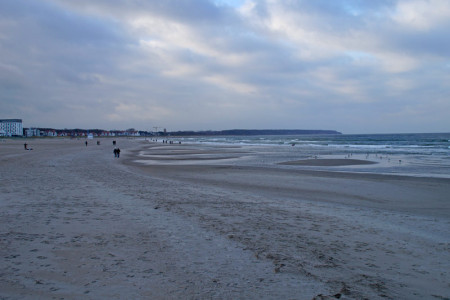 Der Strand von Warnemünde erinnert an eine Wattlandschaft.