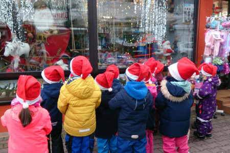 Die Lütten von der Kita "Knirpsenland" können sich am weihnachtlich dekorierten Schaufenster des "Kinderland Hoffmann" in der Warnemünder Mühlenstraße gar nicht sattsehen.