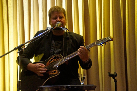 Der Rostocker Musiker und Spill-Sänger Olaf Hobrlant wird im Rahmen des "Leuchtturm(Winter)Rock " in der Lobby des Hotel Neptun auftreten.