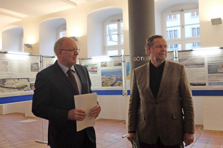 Rostocks Oberbürgermeister Roland Methling (li.) und RGS-Geschäftsführer Reinhard Wolfgramm bei der Eröffnung der Olympia-Ausstellung in der Rathaushalle.