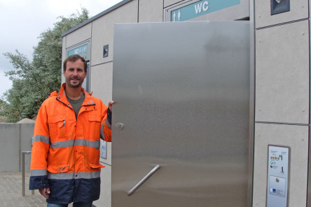 Axel Pohl vom städtischen Amt für Umwelt- und Klimaschutz nahm heute die Übergabe von zwei funkelnagelneuen WC-Anlagen in Warnemünde vor.