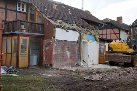 Auf der Warnemünder Mittelmole wurde heute mit dem Abriss von zwei ehemaligen Wiro-Wohnhäusern begonnen.
