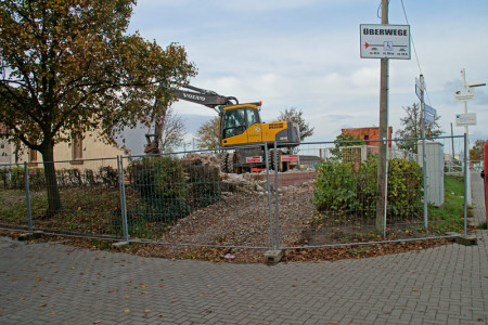 Die Abrissarbeiten auf der Mittelmole gehen voran. Jetzt hat sich auch die Stadt Rostock dazu positioniert.