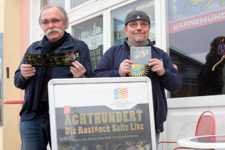 Die Warnemünder Jobst Mehlan und Andreas Buhse präsentieren die aktuelle CD aus dem Hause Coaast Tmp. Sie dient als musikalische Einstimmung auf die große Open Air-Veranstaltung am 1. September im Kurhausgarten.
