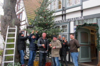 Mitglieder und Freunde des Heimatmuseums Roland Gehrmann, Hans Pochmann, Harald Jülke, Harald Schubert und Gabriele Köbbert sowie Museumsleiter Christoph Wegner haben den traditionellen Weihnachtsbaum aufgestellt und festlich in Szene gesetzt.