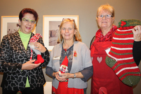 Ingrid Lübben, Monika Romberg, Laila Prüsser verkauften die norwegischen, weihnachtlichen Handarbeiten. Die waren heiß begehrt und schnell vergriffen.