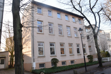Das ehemalige Ärztehaus in der Warnemünder Wachtlerstraße soll abgerissen und durch ein Mehrfamilienhaus mit neun Mieteinheiten ersetzt werden. Die Wiro als Bauherrin will bis Mitte des Jahres den Bauantrag stellen.
