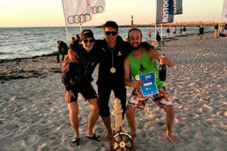 So sehen Sieger aus: Die Goldmedaille beim Ahoi Beachkubb geht an das Team PKJ Kuckucksmilch feat. Zero.