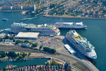 Die in Rostock beheimate Kreuzfahrtreederei Aida Cruises bereichert die Warnemünder Kreuzfahrtsaison 2019 mit gleich drei Schiffen: AIDAaura, AIDAdiva und AIDAmar.
