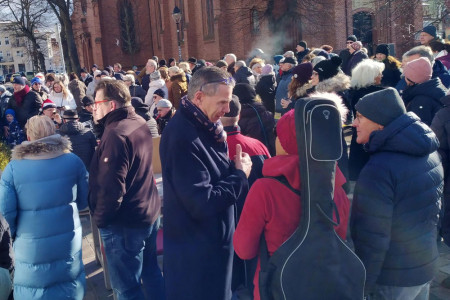 Mehr als 200 Menschen votierten gestern Vormittag auf dem Kirchenplatz für Kunst und Kultur im Ostseebad.