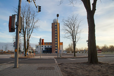 In der Warnemünder Parkstraße, am Übergang von der Jugendherberge zum Strand, wird eine neue Ampelanlage installiert.