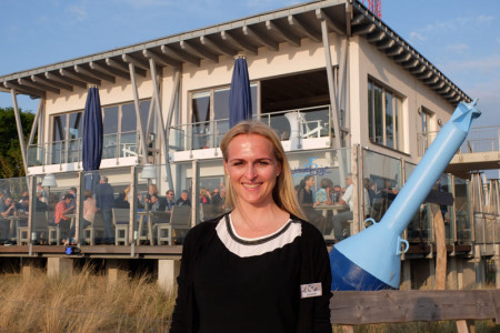Hotelmanagerin Anne Schlücker ist stolz auf das Erreichte im Strandresort Markgrafenheide. In nur kurzer Zeit konnte sich die Ferienanlage zur Top-Adresse an der Ostsee entwickeln.