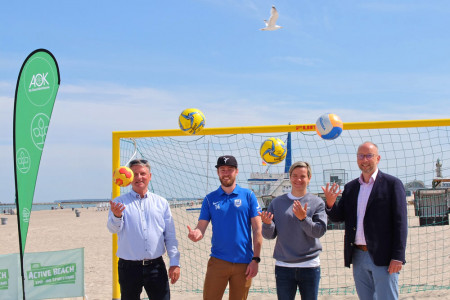 Freuen sich auf die nunmehr elfte Active-Beach-Saison: Andreas Zachhuber, Hannes Knüppel von den Rostocker Robben, Jennifer Zietz und Matthias Fromm.
