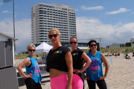 Für Conny Künzel und ihre Zumba-Mädels aus Cammin ist der AOK Familien-Sport-Beachtag in Warnemünde eine gern mitgenommene „Pflichtveranstaltung“.