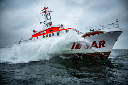 Mit dem Seenotrettungskreuzer ARKONA/Station Warnemünde der DGzRS haben die Seenotretter eine Segelyacht und ihre zweiköpfige Besatzung aus einer gefährlichen Situation befreit.