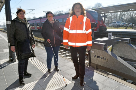 Freuen sich über das ganzheitliche Leitsystem für Blinde und Sehschwache auf dem Personenbahnhof Warnemünde: Petra Kröger, Gudrun Buse und Karin Uhlig (v.l.)