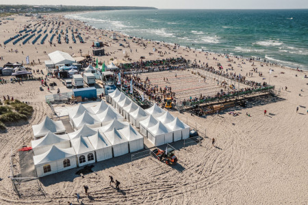 Bei "Battle the Beach" kämpften zahlreiche Athleten am Strand von Warnemünde um Spitzenplätze und erreichten vor Ort und im Netz über eine Million Menschen mit dem Event. Im Bild: SportBeachArena und Wal-Strandbar
