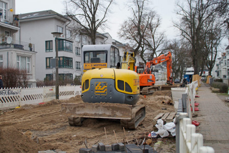 Die Baugrube ist verfüllt. Am nächsten Freitag soll der erste Bauabschnitt in der Warnemünder Schillerstraße fertiggestellt sein.