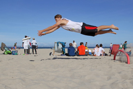 Das Training am Warnemünder Strand wird mit vollem Körpereinsatz durchgeführt.