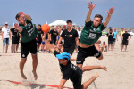  Beach-Handball ist auf Action ausgelegt: Spektakuläre Torwürfe sind garantiert.
