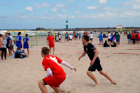 Die 24. Beachhandballtage in der Sport & Beach Arena am Strand von Warnemünde endeten mit zwei Überraschungssiegern.