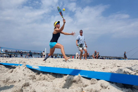Beachtennis ist ein konditionell anspruchsvoller Sport und besticht durch athletische Sprünge im Sand.