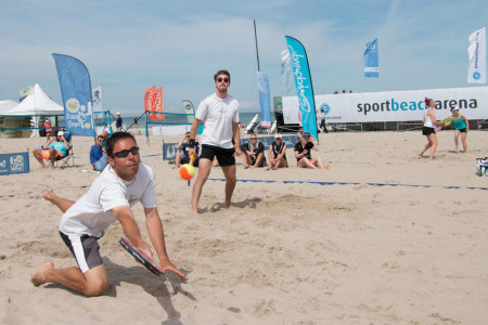 Beim Beach-Tennis in der Sport und Beacharena wird um jeden Ball gekämpft.