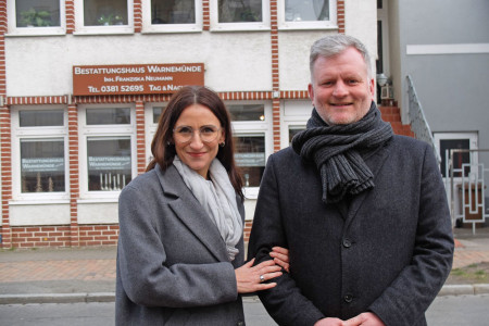 Gemeinsam vertreten Franziska Neumann und Mathias Stagat ab sofort das Bestattungshaus Warnemünde.