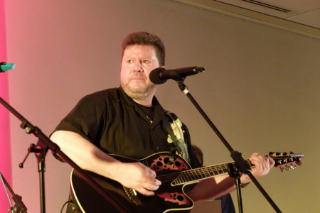 Der Musiker Olaf Hobrlant ist mit seiner Band Spill im Rahmen des herbstlichen Mühlenstraßen-Rock im Ankerplatz zu Gast.
