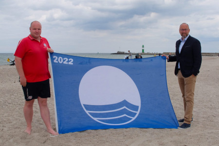 Freuen sich über die Blaue Flagge als besonderes Kompliment und Bestätigung für einen hohen Anspruch an Sauberkeit und Sicherheit: Lukas Knaup, Wachleiter der DRK-Wasserwacht (l.) und Tourismuschef Matthias Fromm.