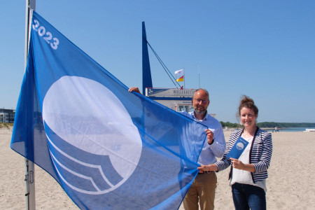 Tourismusdirektor Matthias Fromm und Denise Johannsson von der Tourismuszentrale freuen sich über drei Blaue Flaggen für die Rostocker Strände. 