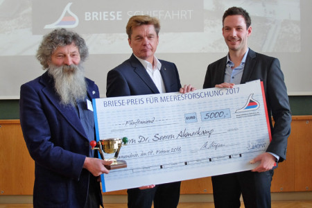 Der mit 5.000 Euro dotierte Briese-Preis für Meeresforschung 2017 wurde heute am IOW an den Biogeochemiker Dr. Soeren Ahmerkamp (r.) verliehen. Kapitän Klaus Küper (m.) von der Briese-Reederei, rechts IOW-Direktor Ulrich Bathmann.