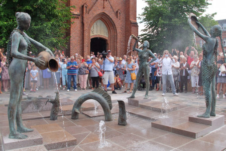 Bei angemessenem, man könnte fast sagen, göttlichem Wetter fand auf dem Kirchenplatz Warnemünde heute die Einweihung des rein spendenfinanzierten Neptunbrunnens statt.